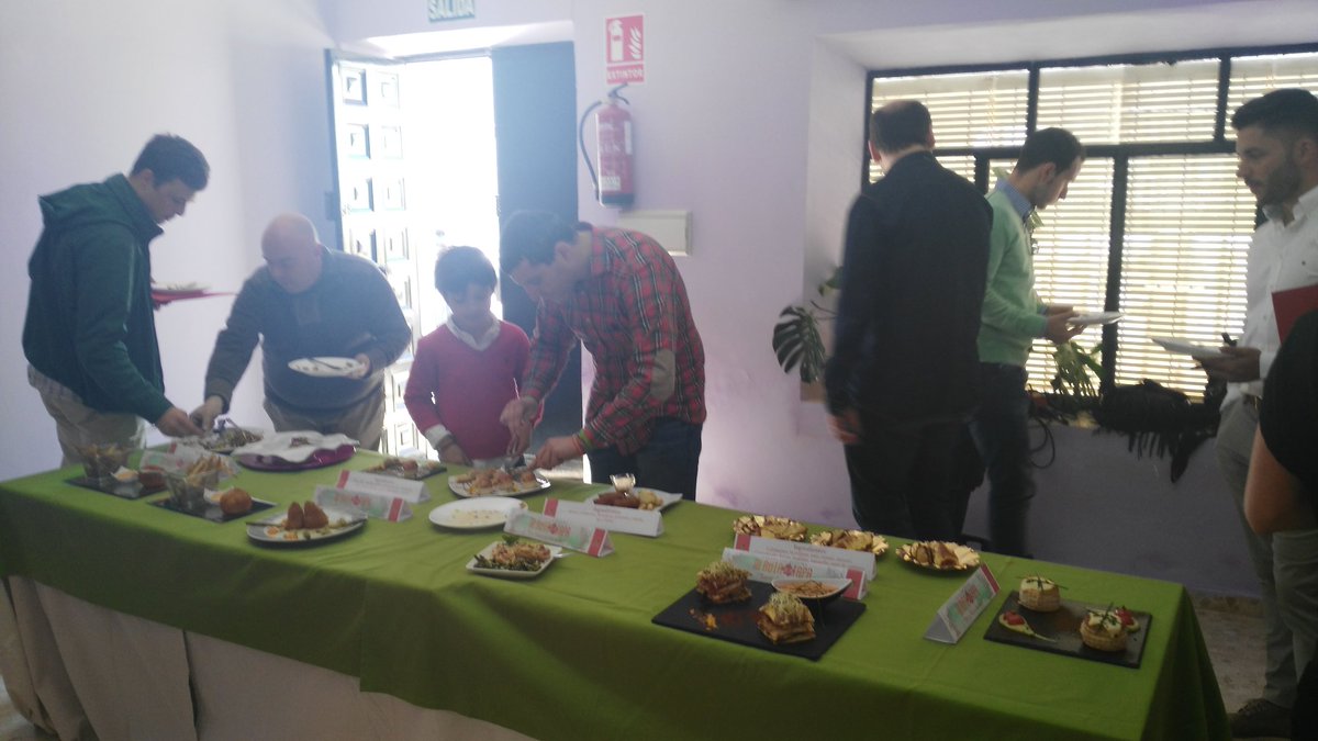 AytoPinosPuente's tweet photo. El jurado degusta a esta hora las tapas de la III Ruta de la Tapa #SaboresdelaVega #Casanueva #Zujaira https://t.co/ufGQx36WKB