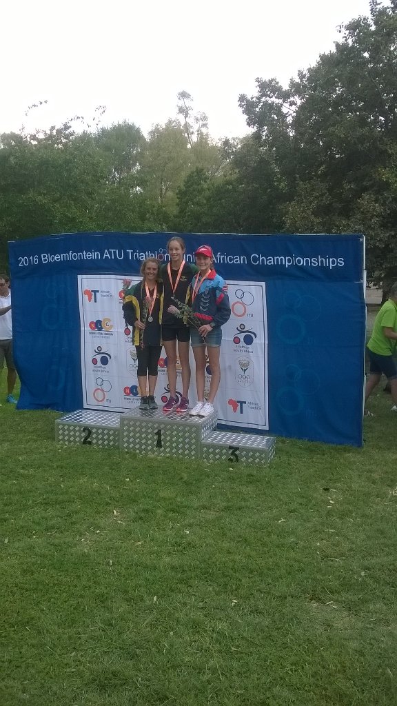 TripleS_HPC's tweet photo. And te photo says it all. Super proud coach considering she broke her collar bone #itu Chicago grand final last year https://t.co/gWVffkt0Kv