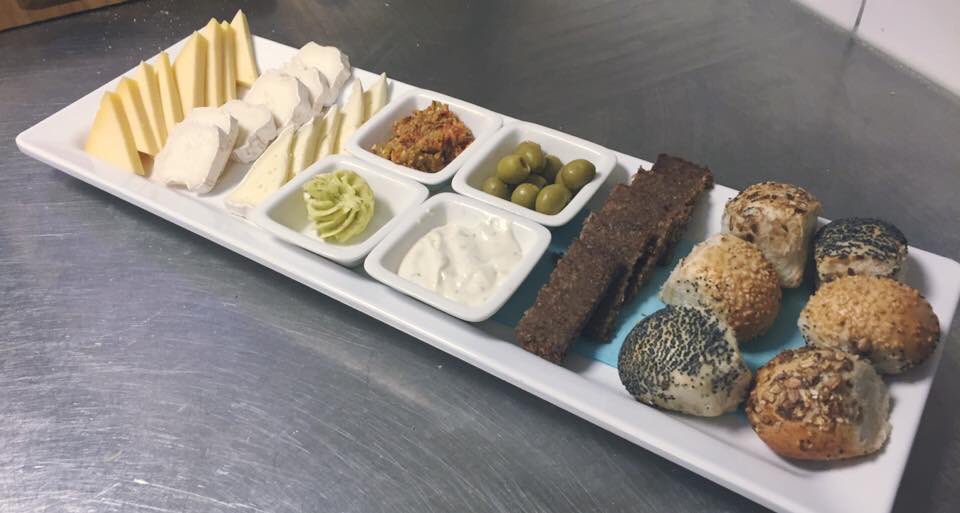 AanUtWater's tweet photo. Neem eens naast een lekker #getapt #biertje of een goed wijntje een #kaasplateau met broodtapenade.

Tot straks! https://t.co/sTUxJGbUDB