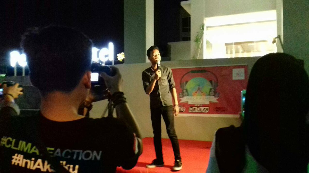 EHmakassar's tweet photo. Selain musik, td ada Muis yg berbagi pesan AKSI Hijau lewat "sentilan". :D #MusicForEarth Road to #MakassarGelap https://t.co/sP8ZjQDeBT