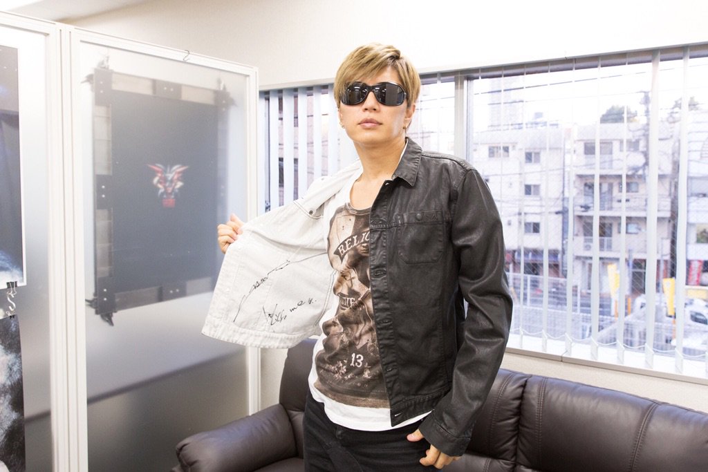 GACKT 本人私物サイン入りブルゾン＋オマケ 2025年最新】gackt サインの人気アイテム - メルカリ