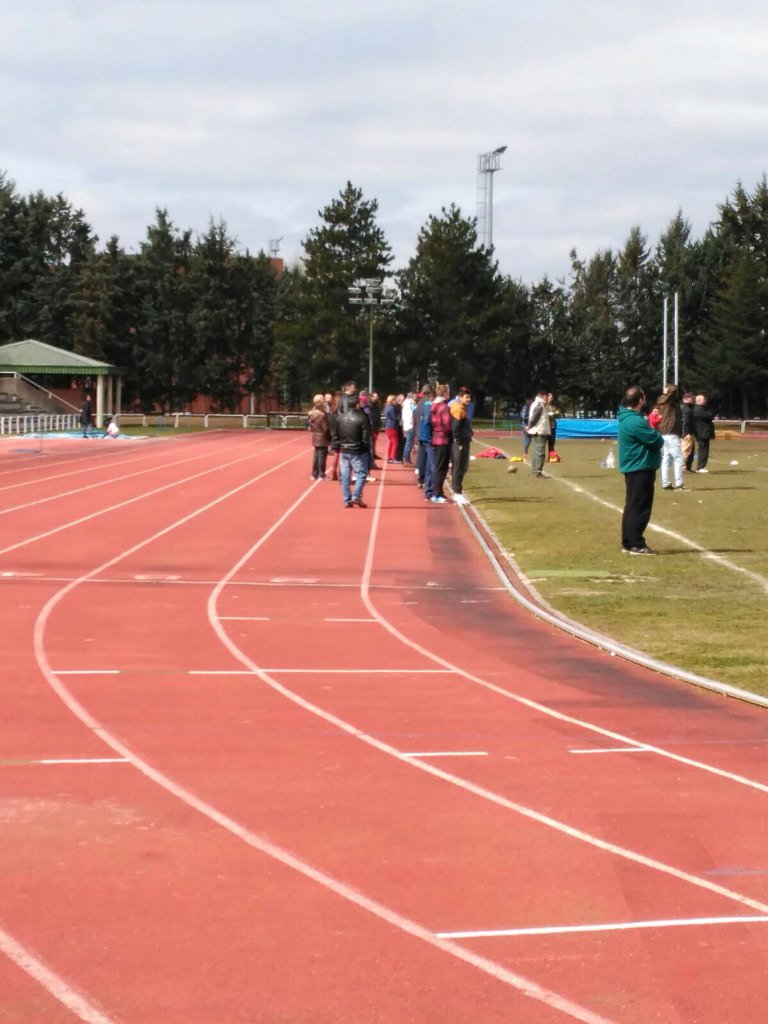 BenjaTrackTeam's tweet photo. En Burgos la pista de atletismo es un circo. El tartan como grada, el cesped como patatal. Gracias @Aytoburgos https://t.co/ItGIqcirIh