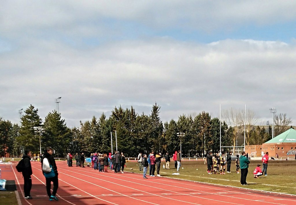 BenjaTrackTeam's tweet photo. En Burgos la pista de atletismo es un circo. El tartan como grada, el cesped como patatal. Gracias @Aytoburgos https://t.co/ItGIqcirIh
