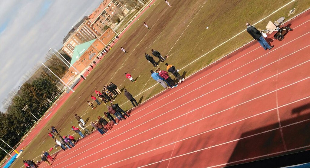 BenjaTrackTeam's tweet photo. En Burgos la pista de atletismo es un circo. El tartan como grada, el cesped como patatal. Gracias @Aytoburgos https://t.co/ItGIqcirIh