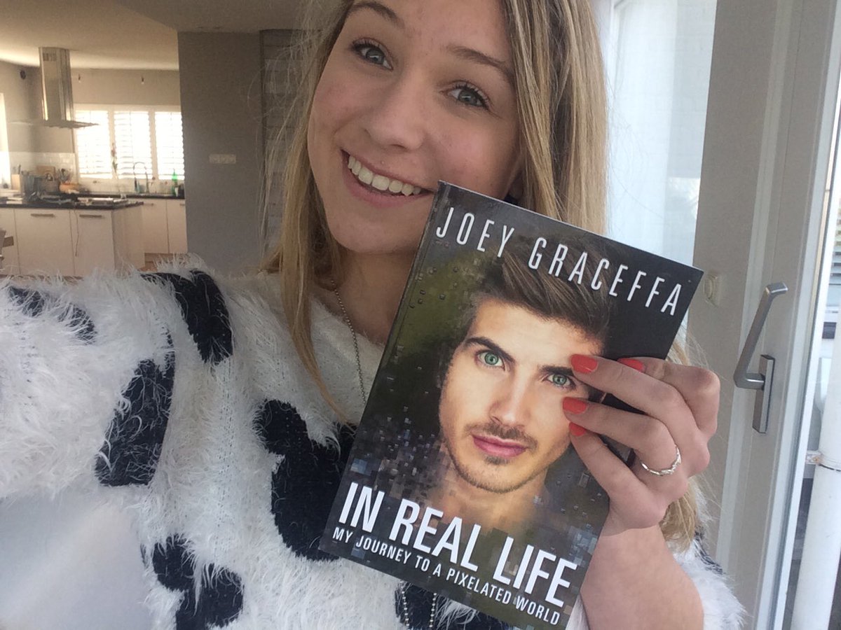 LizzieJoey's tweet photo. OMG @JoeyGraceffa IM SO HAPPY 💜💜💜 https://t.co/ikRfRYakLV