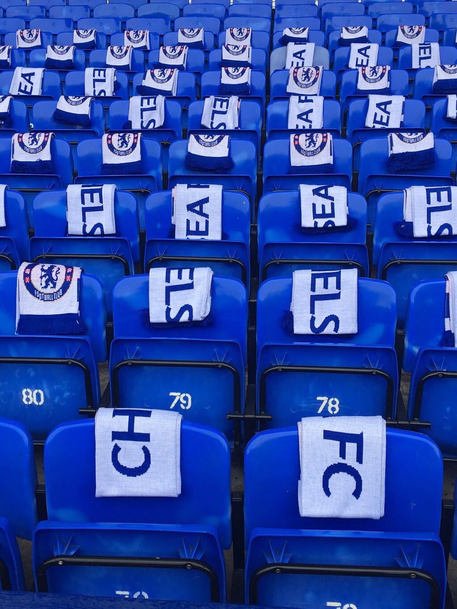 FBAwayDays's tweet image. Chelsea have given every one of the 6000 fans that've travelled to Everton a free scarf. #CFC