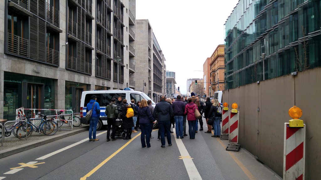 flecks's tweet photo. 1442 Kein Durchkommen #WilhelmStr #DorotheenStr
Vermutl wahrsli Route https://t.co/V38Wea3d62
#B1203 #BerlinNazifrei https://t.co/D6yuYuINaJ