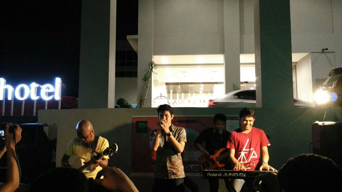 EHmakassar's tweet photo. Next ada @DeALFAIndonesia di #MusicForEarth 2016. Tak lupa mereka mengajak pengunjung utk dukung #EarthHour loh. :D https://t.co/hpPw1DUiKu