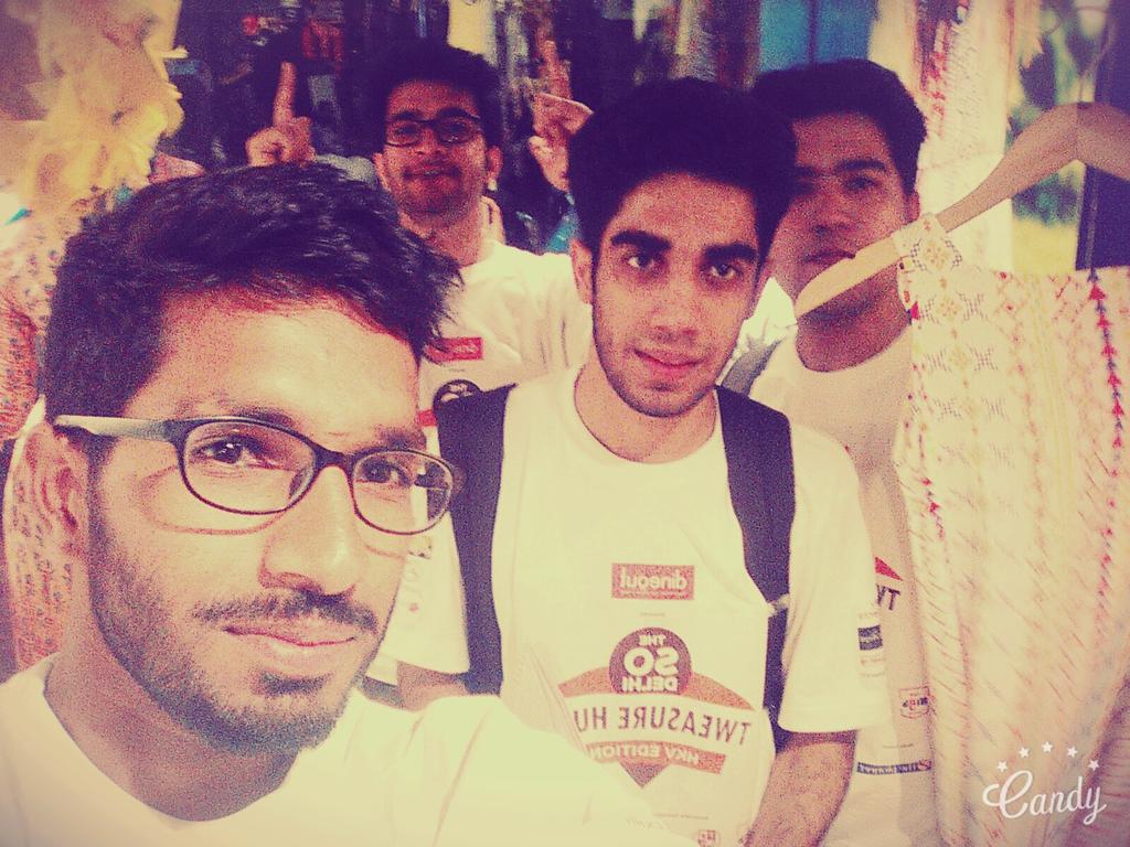RaizadaHimanshu's tweet photo. #Roposo #Global Desi #Tweasurehunt #THT30 Finding cloths . https://t.co/dlJECLLjkM
