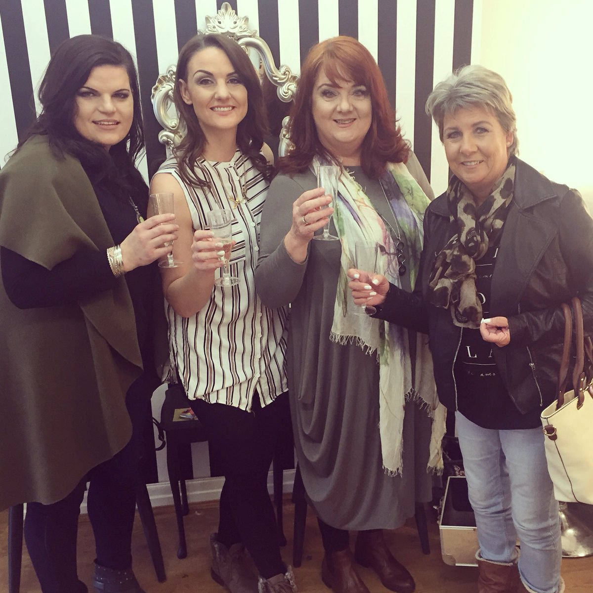 jenvizz86's tweet photo. Brilliant morning with the girls 😘 Manchester here we come! 🍾🍹🍸 #prewedding #makeuptrials Thank you @xmissjaymeex! https://t.co/sEsopQdqjz
