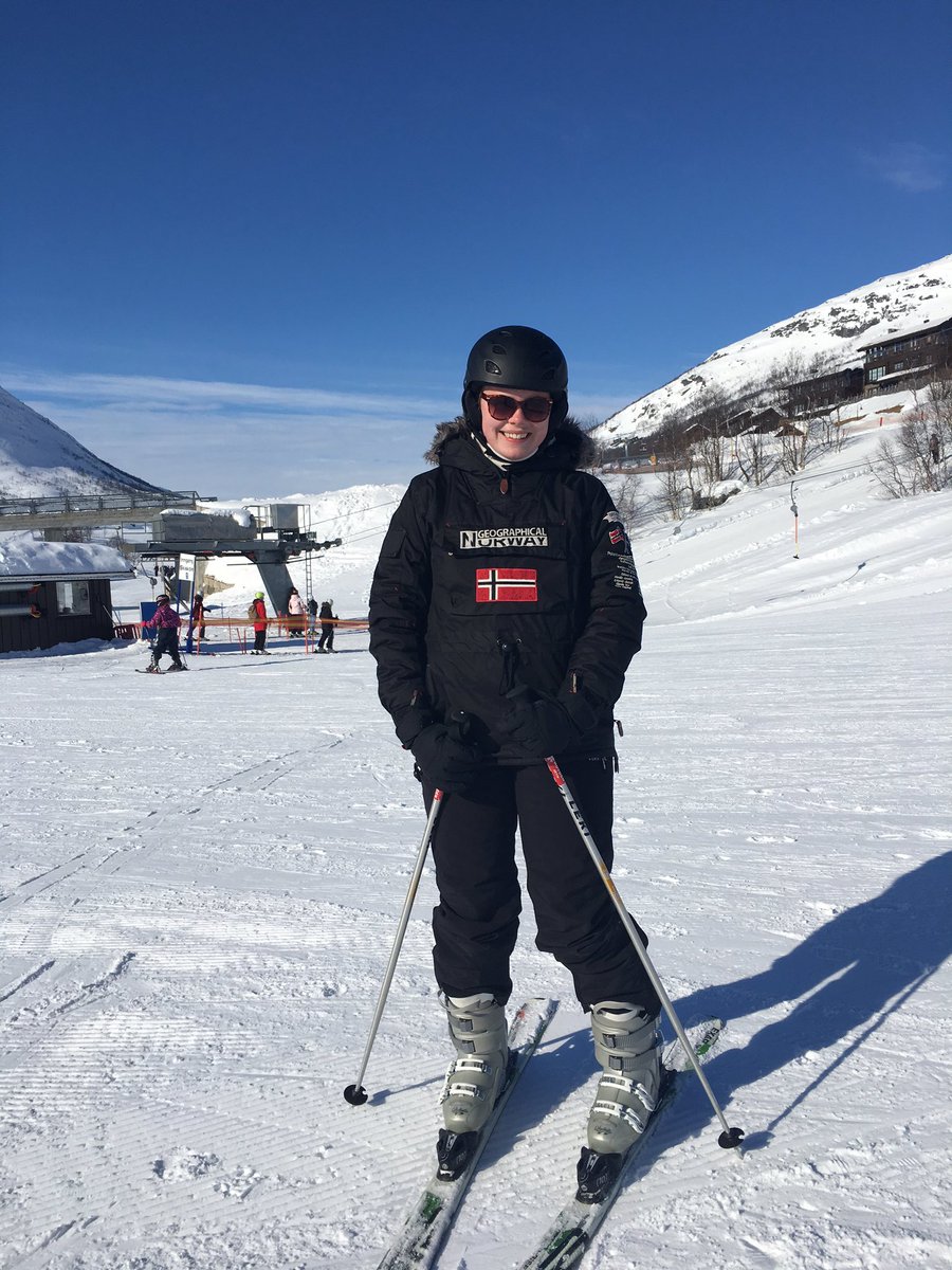 SigneRaffnsoe's tweet photo. ⛷⛷⛷⛷ #norway #hovden #skiing https://t.co/aVmq9G0Fwg