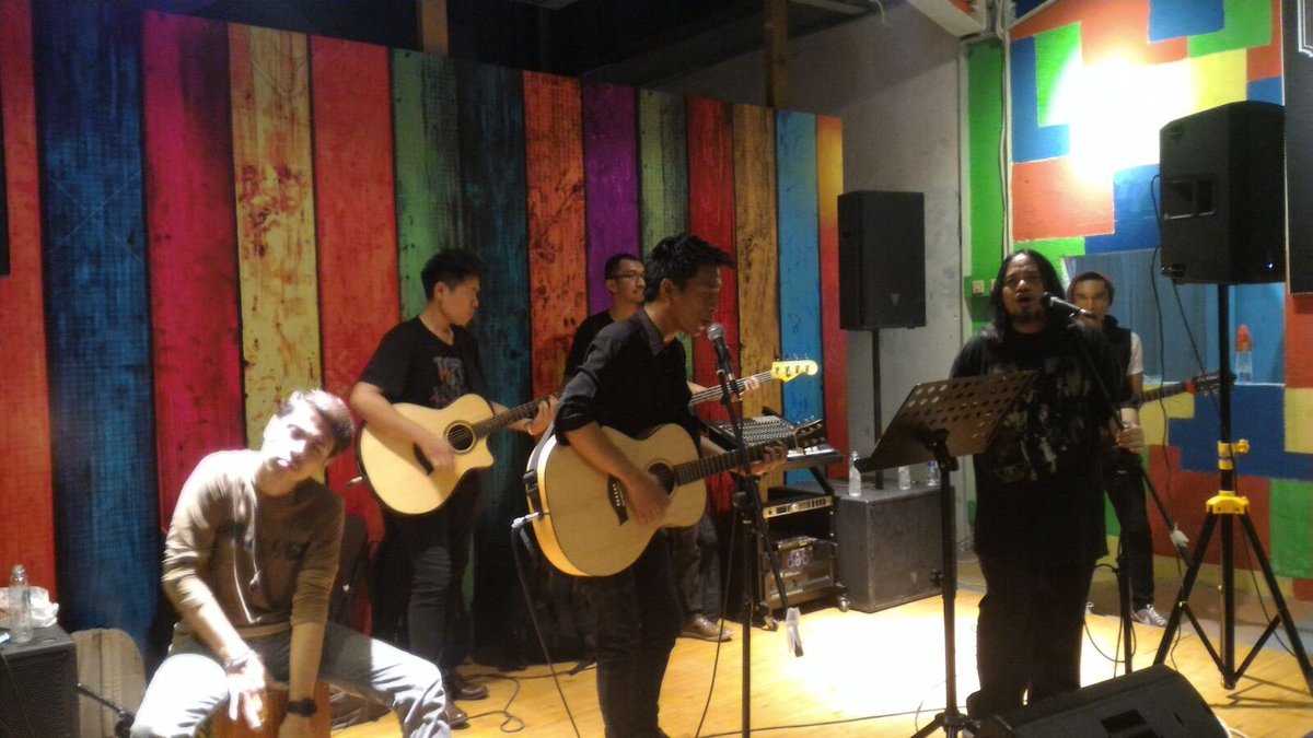 #jazz #classicrock #top40 <a href="/sleeplesstebet/">Sleepless Tebet</a> Tebet Utara Dalam 27. Seberang circle K.