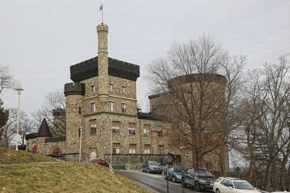 Should this castle at #Brandeis be torn town? #Brandeiscastle bostonglobe.com/metro/regional…