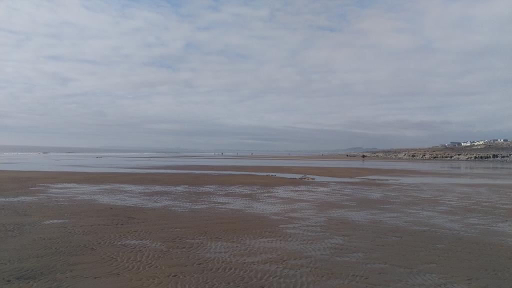 CTywydd's tweet photo. Wâc fach ar draeth aberogwr cyn fod cymru yn ennill yn erbyn lloegr #cmoncymru / quick walk before Wales win #aslong https://t.co/QvOFKyGsqV