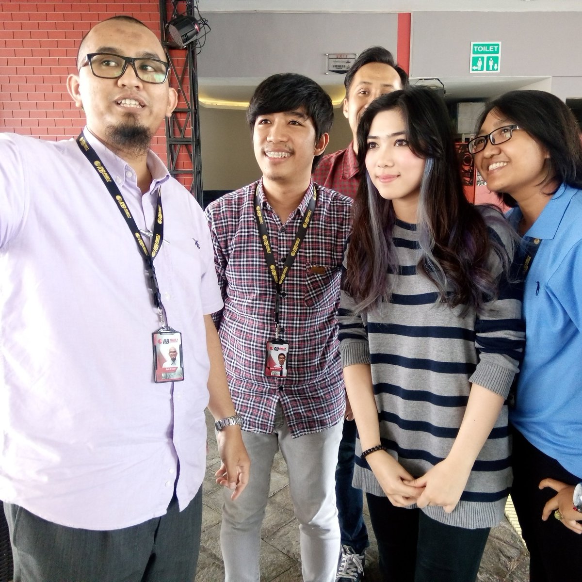 877rbfm's tweet photo. After Exclusive Live Chat with Isyana Sarasvati we got selfie #RSEB2016 #RSVT https://t.co/kCxDq7831U