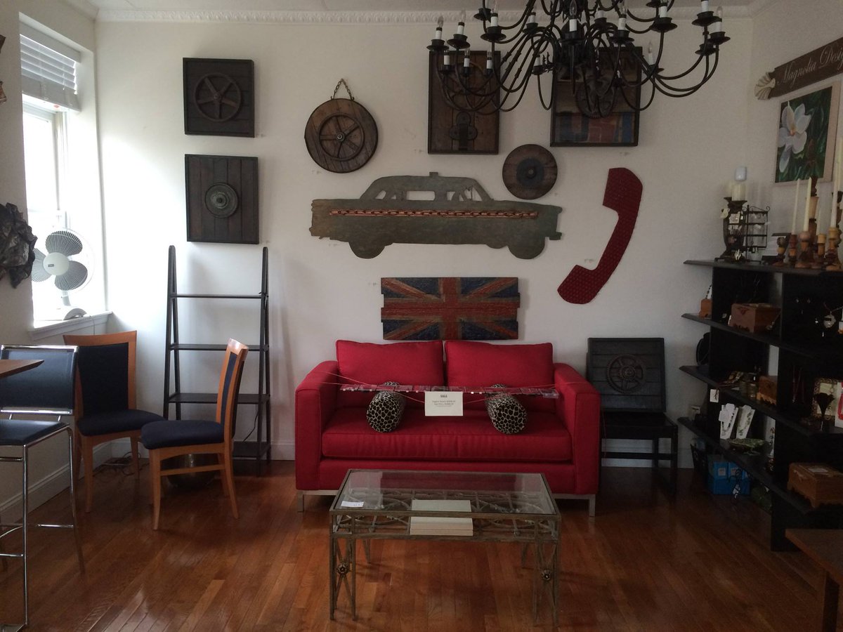 MagDesignsLLC's tweet image. Join us at the gallery from 3-6PM. The USA Remix: One Man One Woman Show is happening right now!