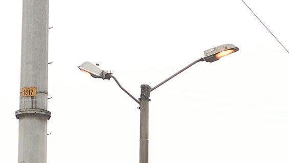 No ahorran energía: en bogotá hay postes de luz que se encienden