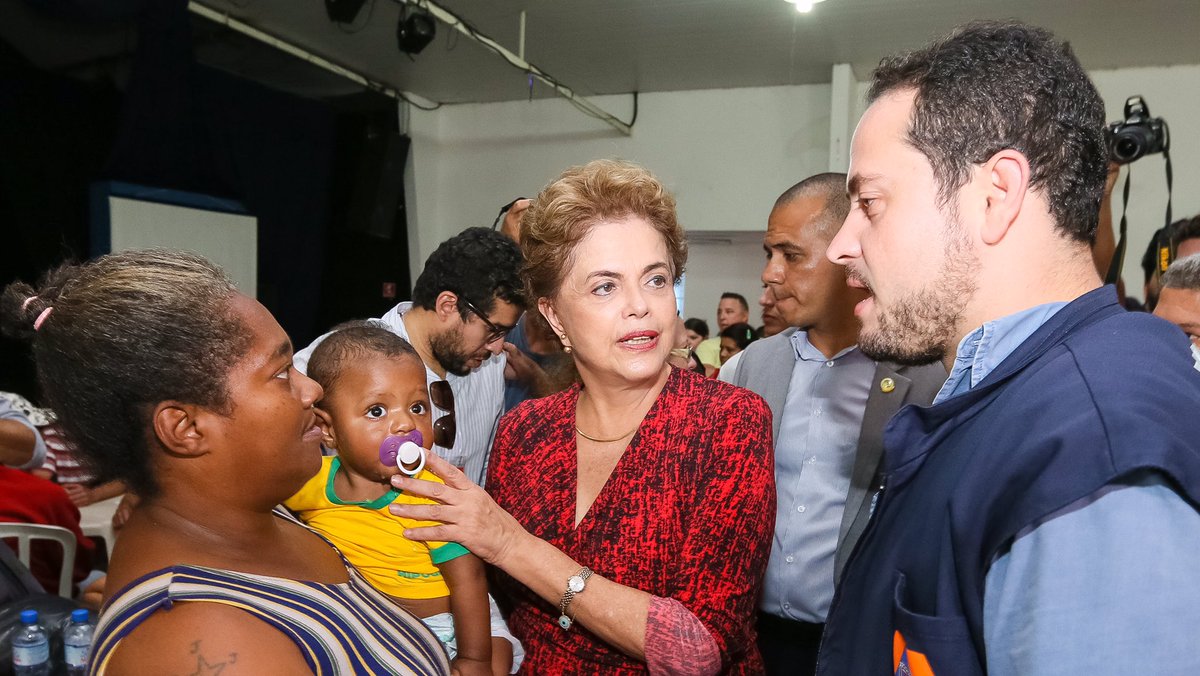 dilmabr's tweet photo. Fotos do sobrevoo e da visita a famílias atingidas pelas inundações. https://t.co/vbN8CSqqwN