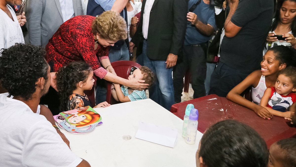 dilmabr's tweet photo. Fotos do sobrevoo e da visita a famílias atingidas pelas inundações. https://t.co/vbN8CSqqwN
