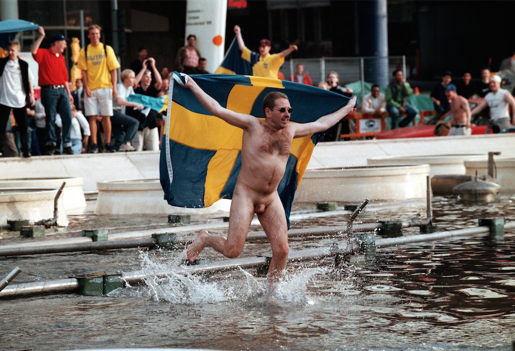 Att bada naken på Sergels torg - den osminkade verkligheten. Foto: Tommy Mardell, 1998
