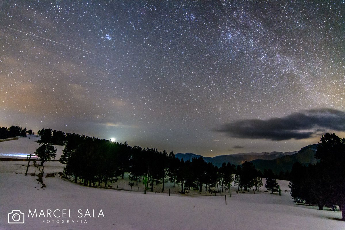 marcel_sala's tweet photo. Amazing landscape! #moonset #milkyway #RasosdePeguera @GonzaloSound https://t.co/oJSFtQlAGo