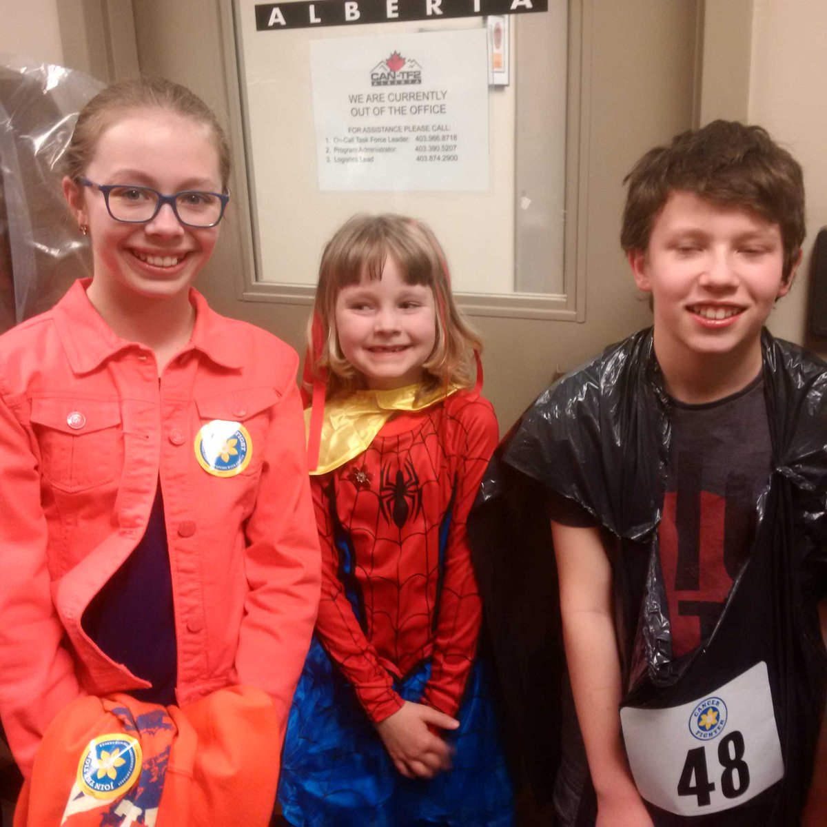 HelenHyyc's tweet photo. Spider Mabel poses with Cam and Claire for #CFDfundrazor #CBC #spidermabel https://t.co/OhVda7Ukqz