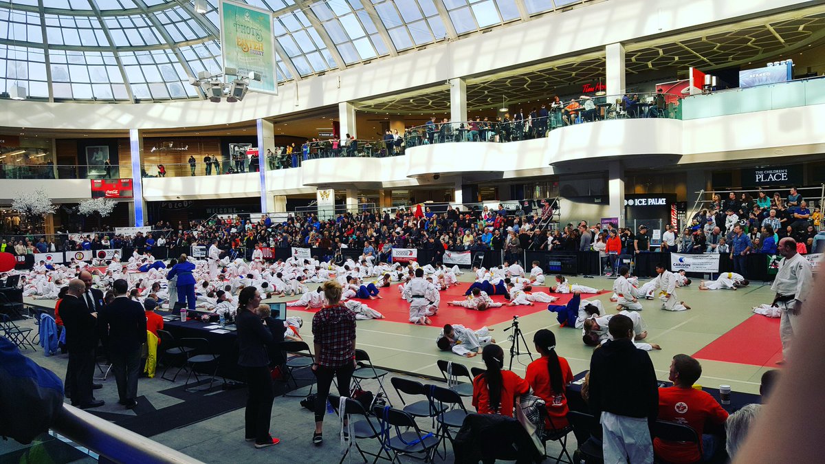 se7enkoi's tweet photo. Big crowd in #Edmonton #judo #edmontoninternational #westedmontonmall https://t.co/PwX8bT0gMj