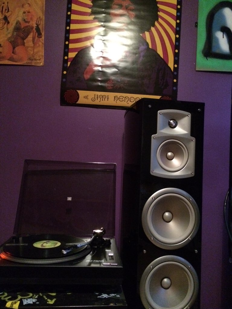 voodooHijinX's tweet photo. Listenin to sum jimi https://t.co/98Z7h12Rvc