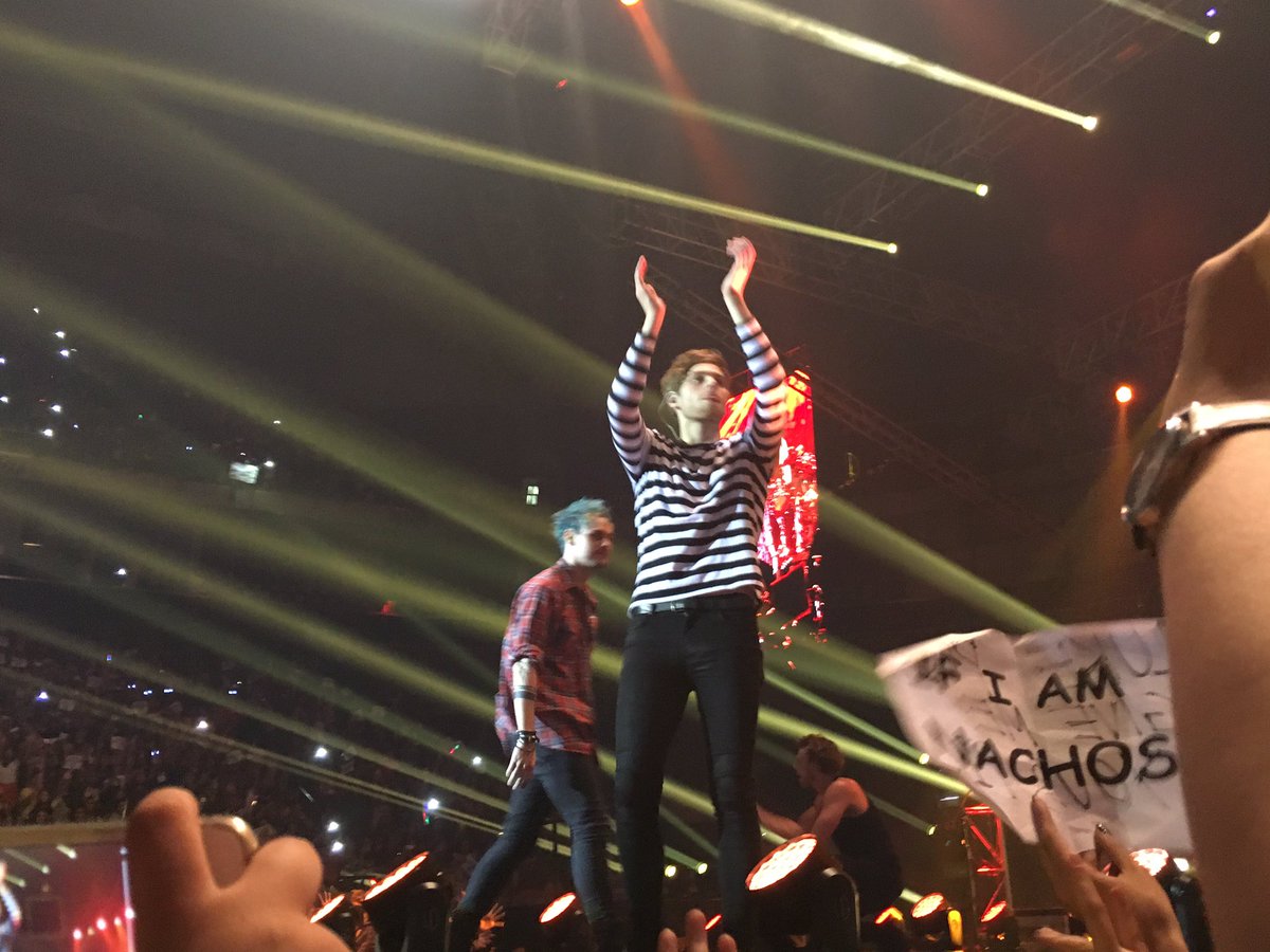 LiveSmart's tweet photo. EPIC! Thank you so much, 5SOS! We look forward to your next Vanilla in Manila! π #Smart5SOS https://t.co/8f59msZoWs