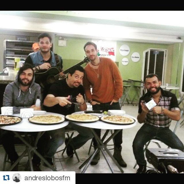 dateresapizza's tweet photo. Excelente Visita la hemos tenido está semana @VENERDIMUSICA disfrutando de las mejores Pizzas de la Ciudad.  Éxito!! https://t.co/v6m6smWjxd