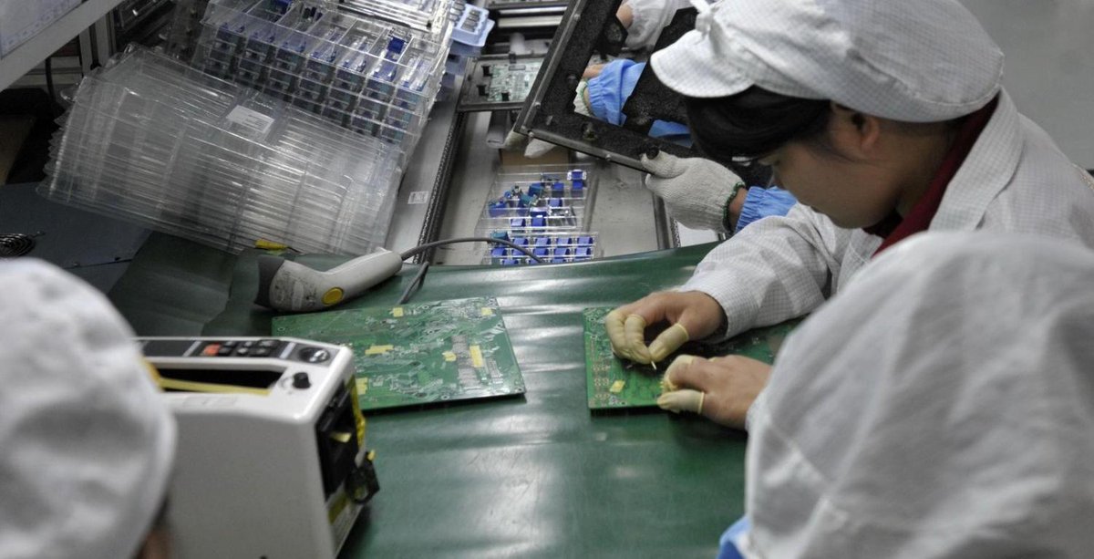 Rue89's tweet image. Dans les usines à smartphones, certains meurent, tous sont brisés ebx.sh/1RenoRt