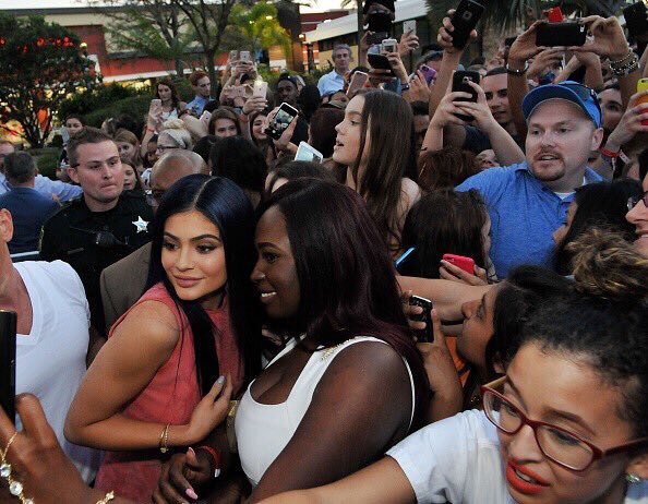 MyCalvinsJenner's tweet photo. The relationship between Kylie and her fans is AMAZING👑 I love seeing her happy and her fans happy @KylieJenner https://t.co/qU36axVOI2