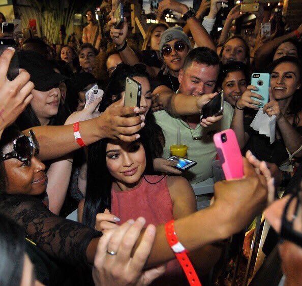 MyCalvinsJenner's tweet photo. The relationship between Kylie and her fans is AMAZING👑 I love seeing her happy and her fans happy @KylieJenner https://t.co/qU36axVOI2