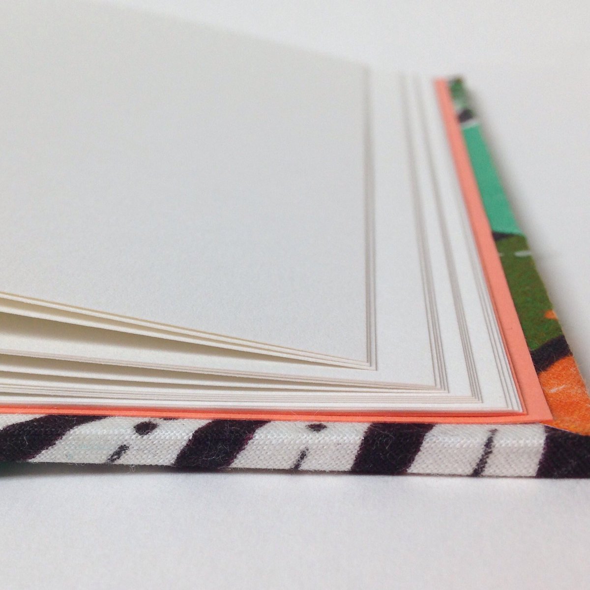 wbookbinding's tweet image. Tropicana album binding finished! 📗📙🍏🍊🌴🍃 #bookbinding #africanfabric