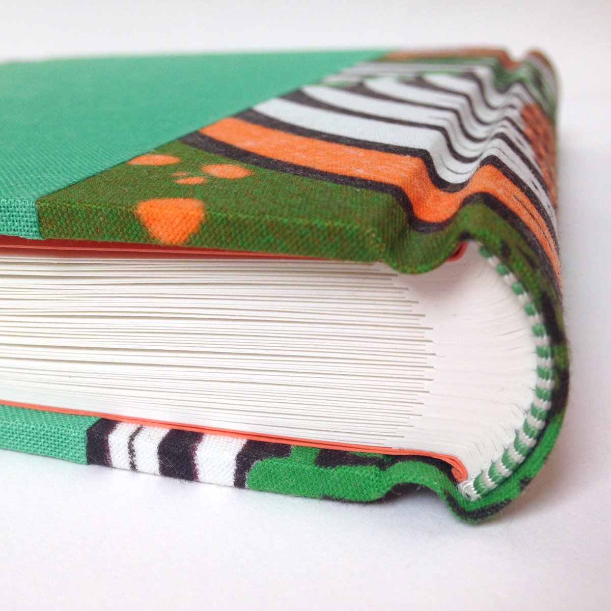 wbookbinding's tweet image. Tropicana album binding finished! 📗📙🍏🍊🌴🍃 #bookbinding #africanfabric