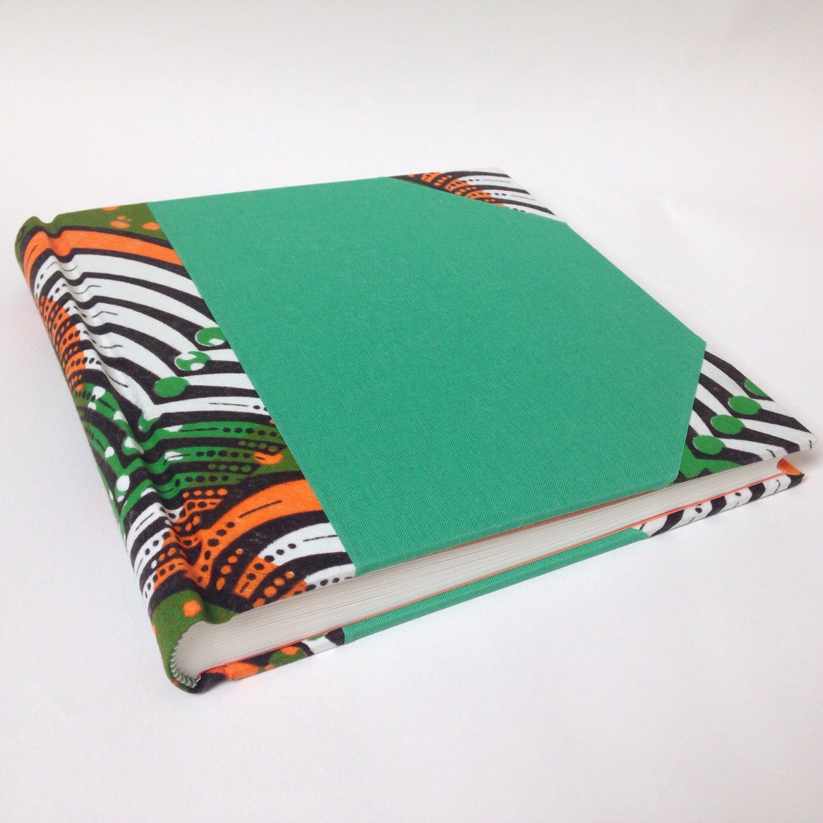 wbookbinding's tweet image. Tropicana album binding finished! 📗📙🍏🍊🌴🍃 #bookbinding #africanfabric