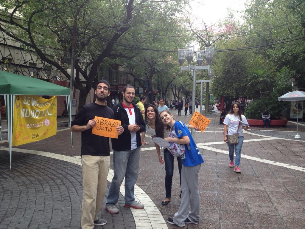 RotaractMzaNG's tweet photo. Seguimos festejando la #SemanaMundialDeRotaract junto a la gente...!! #Rotaract4849 #Rotaract #Rotary https://t.co/IFpJqI8rKX