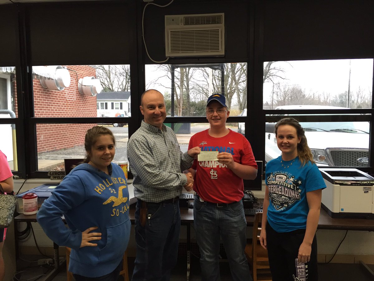 barnyard_open's tweet photo. We raised over $1300 that we are donating to St. Clair County #FFA chapters. https://t.co/GxK4ymp3rB