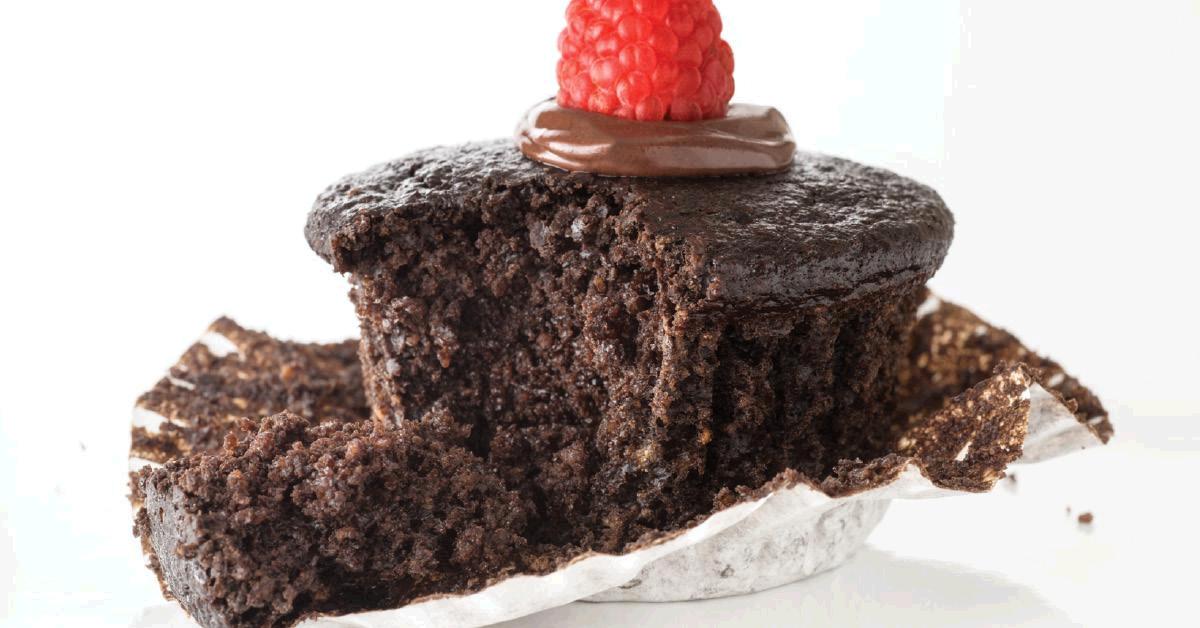 HyVee's tweet photo. Make these Chocolate-Raspberry Snack Cakes w/ Greek yogurt for an extra kick of protein! >> https://t.co/Pze9Jw4khn https://t.co/2g6wc2jHxH