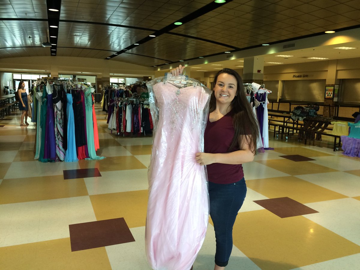 PromDress4Less's tweet image. Come find your perfect dress! Only 2 hours left of the sale!