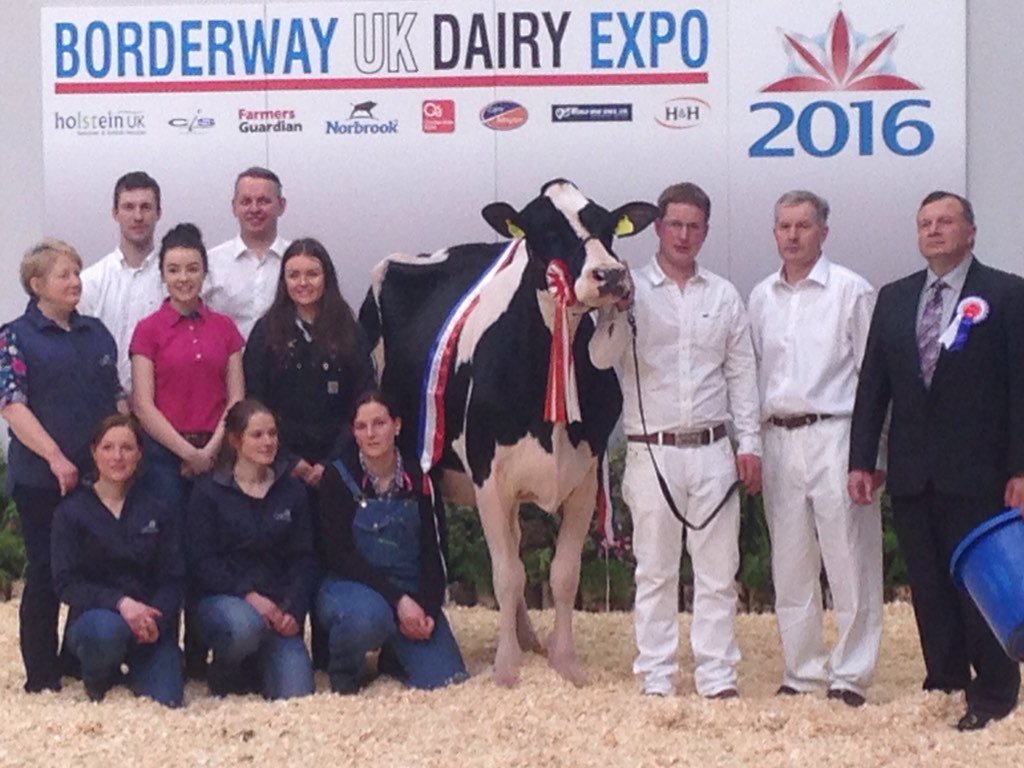StephRyderPLS's tweet photo. #UKDairyExpo Champions of Champions is Illens Atwood Australia #Farmersguardian #MartstheHeart https://t.co/5B3TvcUYGn