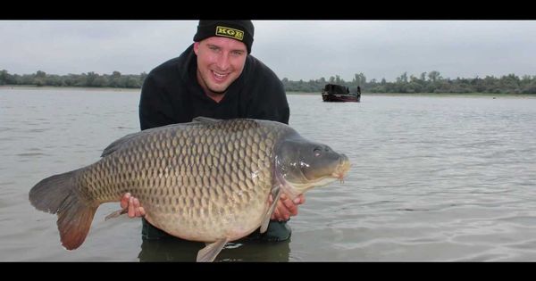 CarpFishingEx's tweet photo. Carp Fishing from a boat in France Karpervissen vanuit de boot in Frankrijk Full HD 1080P https://t.co/EvPYNwjp4r https://t.co/3EJFaAqy77