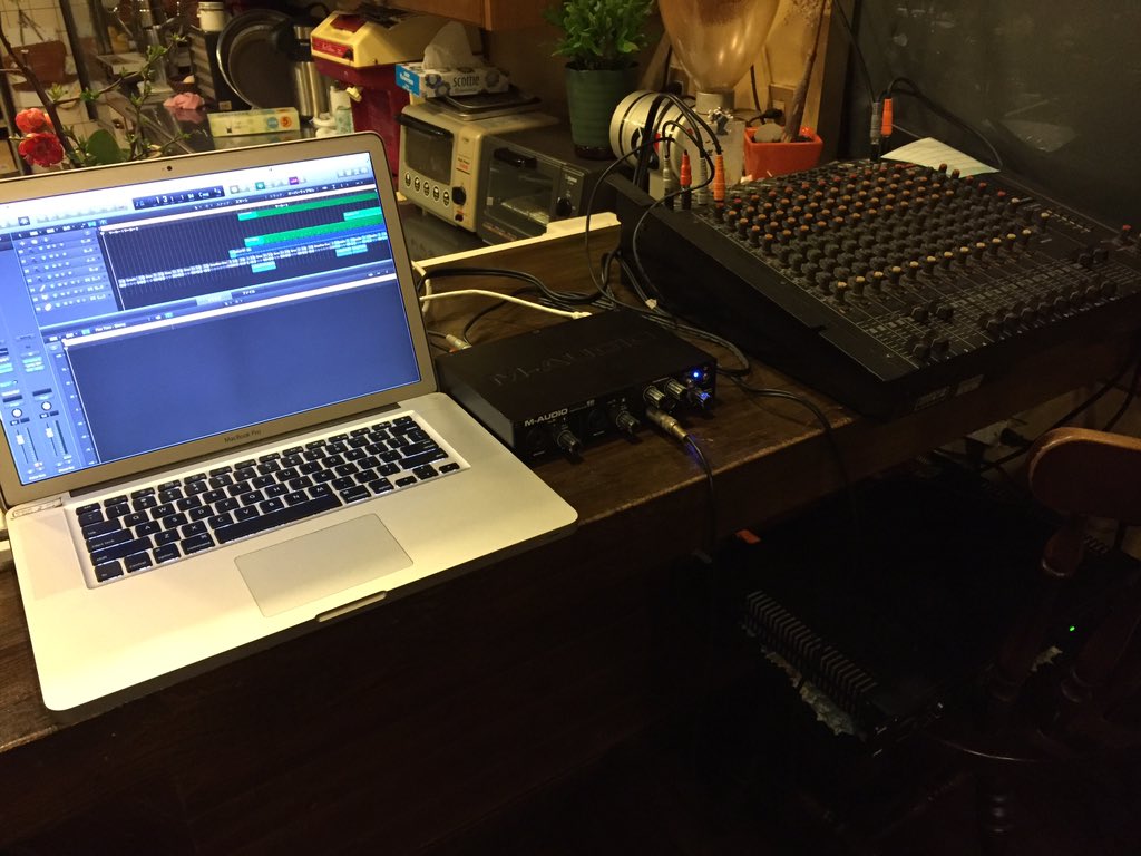 zonbi's tweet photo. 深夜のサウンドチェック中。
今回のメイン卓はYAMAHA 02RではなくTASCAMでござる。

さて、あとひと踏ん張り、がんばるよー。
#エレクトロ喫茶 https://t.co/fjuvkDDlhP