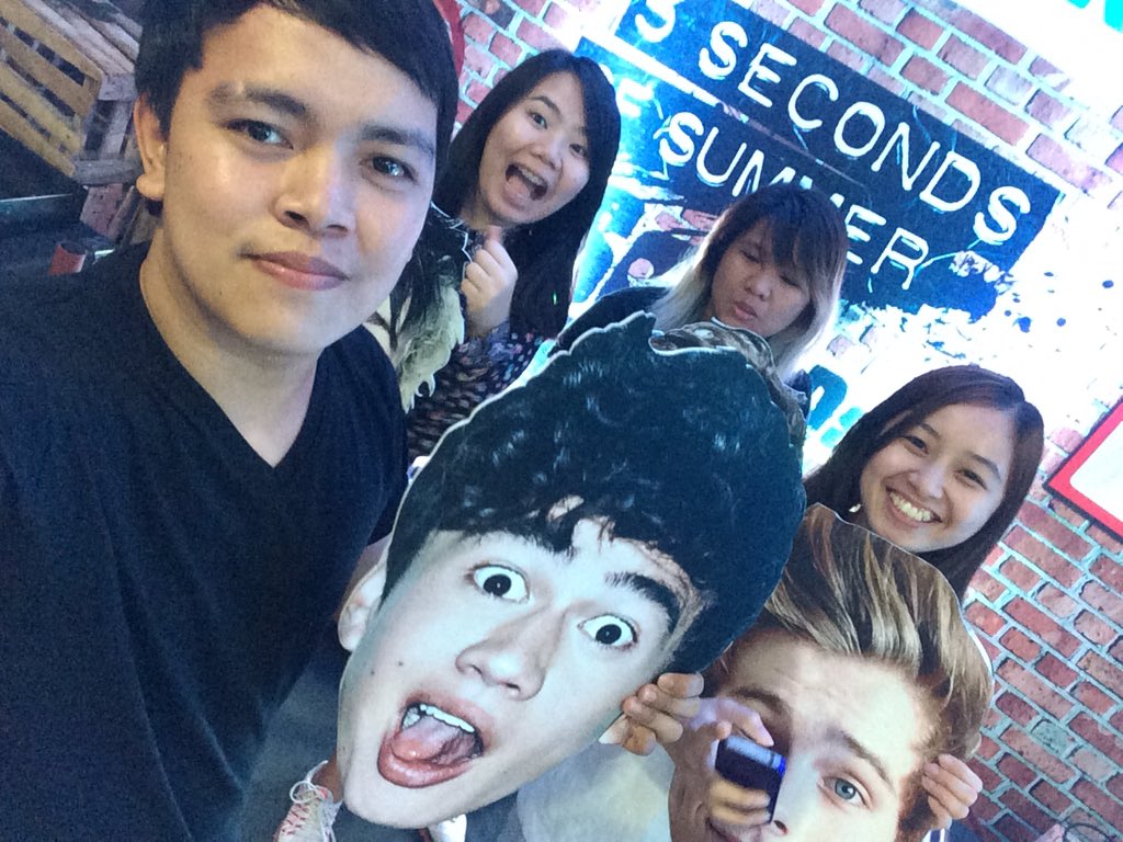jdlxxx_'s tweet photo. @LAHXCALUM @Mariyeah_ @calumandnuggets Thanks @LiveSmart #Smart5SOS https://t.co/GIBi7acybI