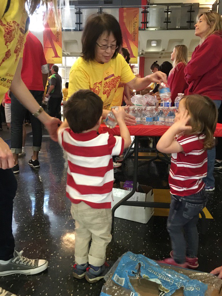 usc_coop's tweet photo. Working the assembly line for @LATMM and @ascjalumni for @USCAlumni #dayofscervice https://t.co/JewkA7LZaE