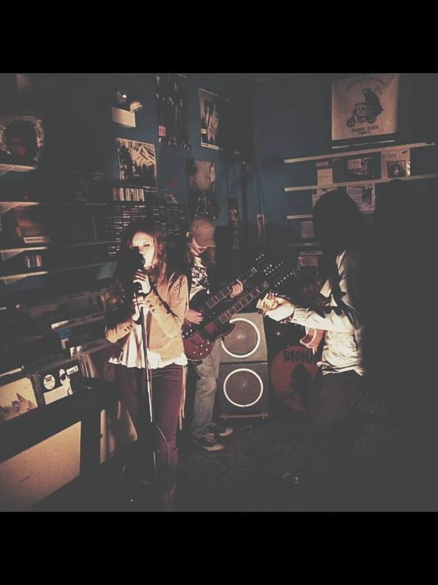 OhHeyImTim's tweet photo. Throwback to when #deadfeathers and I played at #permanentrecords with #bioniccavemen for their record release. https://t.co/pKNsEfCiEy
