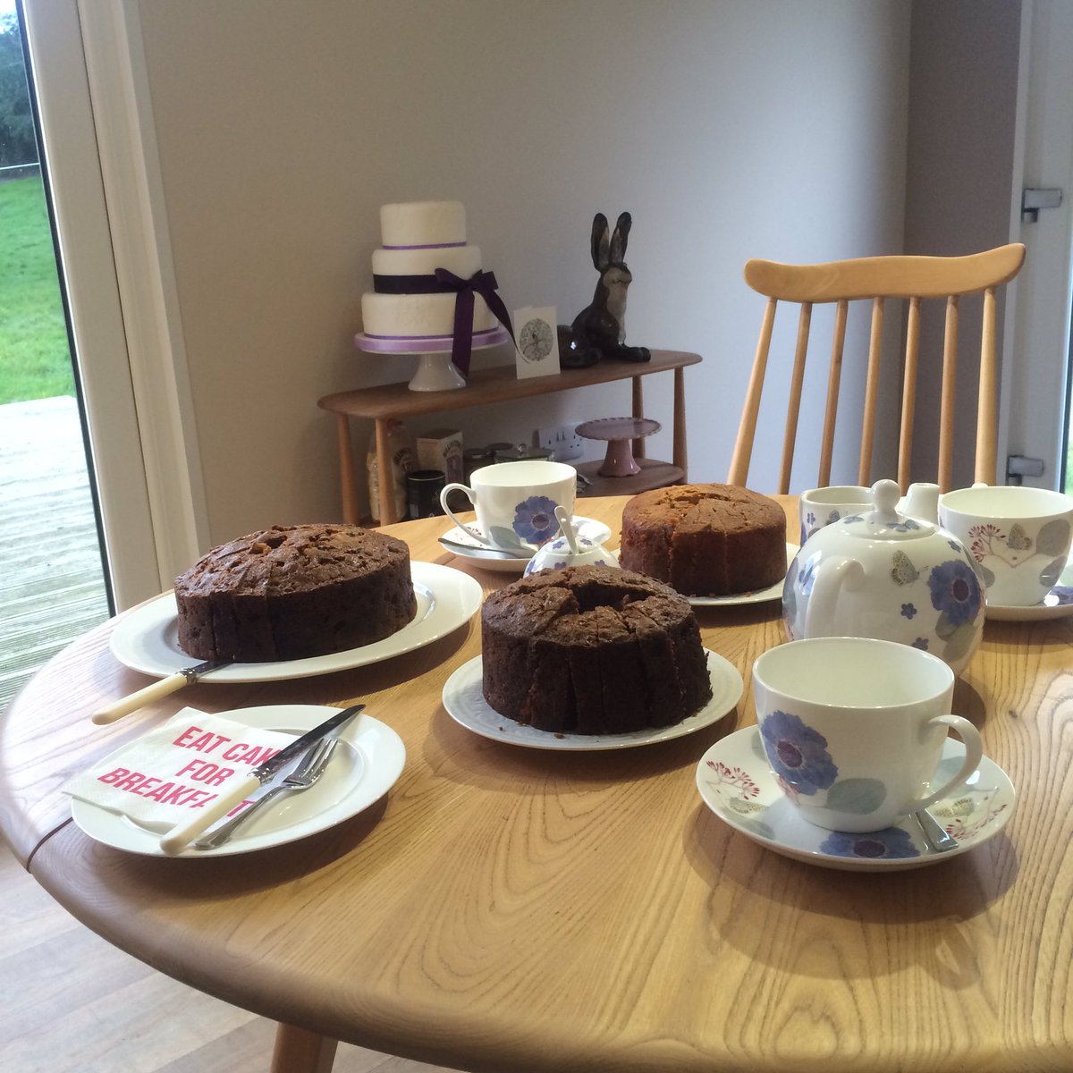 porshamcakesuk's tweet photo. Lots of wedding clients this weekend - cake tasting in the studio @DeeHardwicke love my new china! #devonweddingcake https://t.co/pDqVJluoXe
