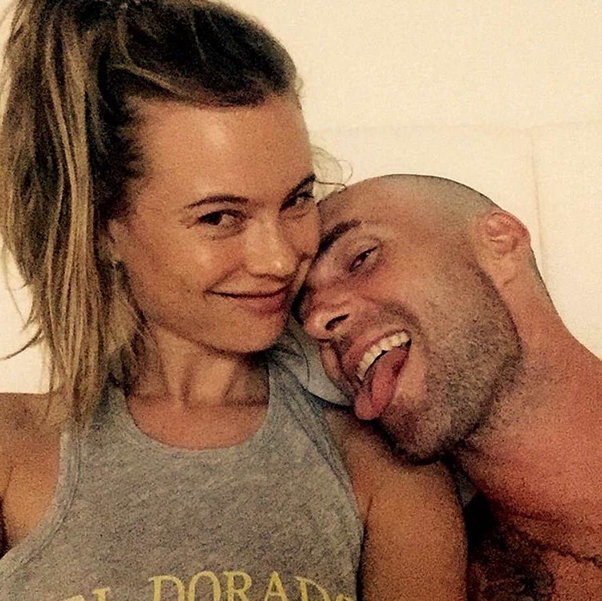 voguelatam's tweet photo. Behati Prinsloo y Adam Levine: la pareja del momento anuncia su embarazo.
https://t.co/CaL07pFTaT https://t.co/MKwl4H5561