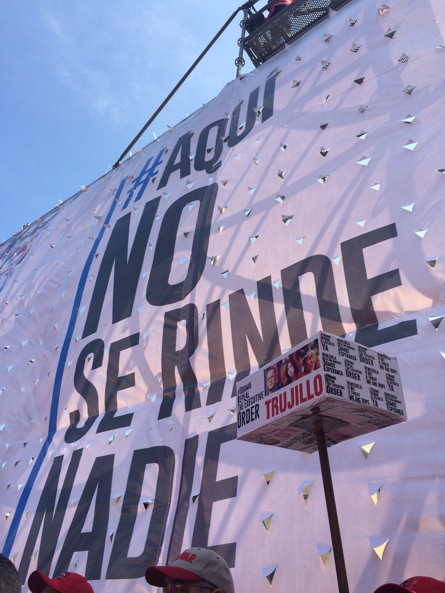 VillegasPoljak's tweet photo. Tremenda marcha antiimperialista llega a la plaza Oleary pa decirle a #ObamaVenezuelaNoSeRinde #AquiNoSeRindeNadie https://t.co/9tYQzAH3WW