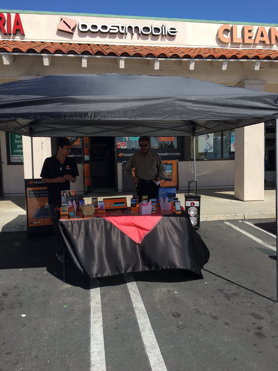 SPG_JeHi's tweet image. #dfrecordslincoln #tableevent off to a sunny start! #boostmobile #westisbest #sellmore @Alicia_SPG @MichaelDuncanLA